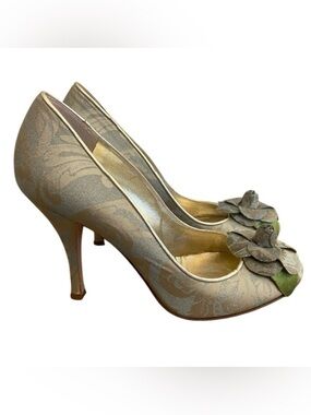 Shannon Britt Borocco High Heel Pumps Size 6.5 Flower Decal Evening Wear